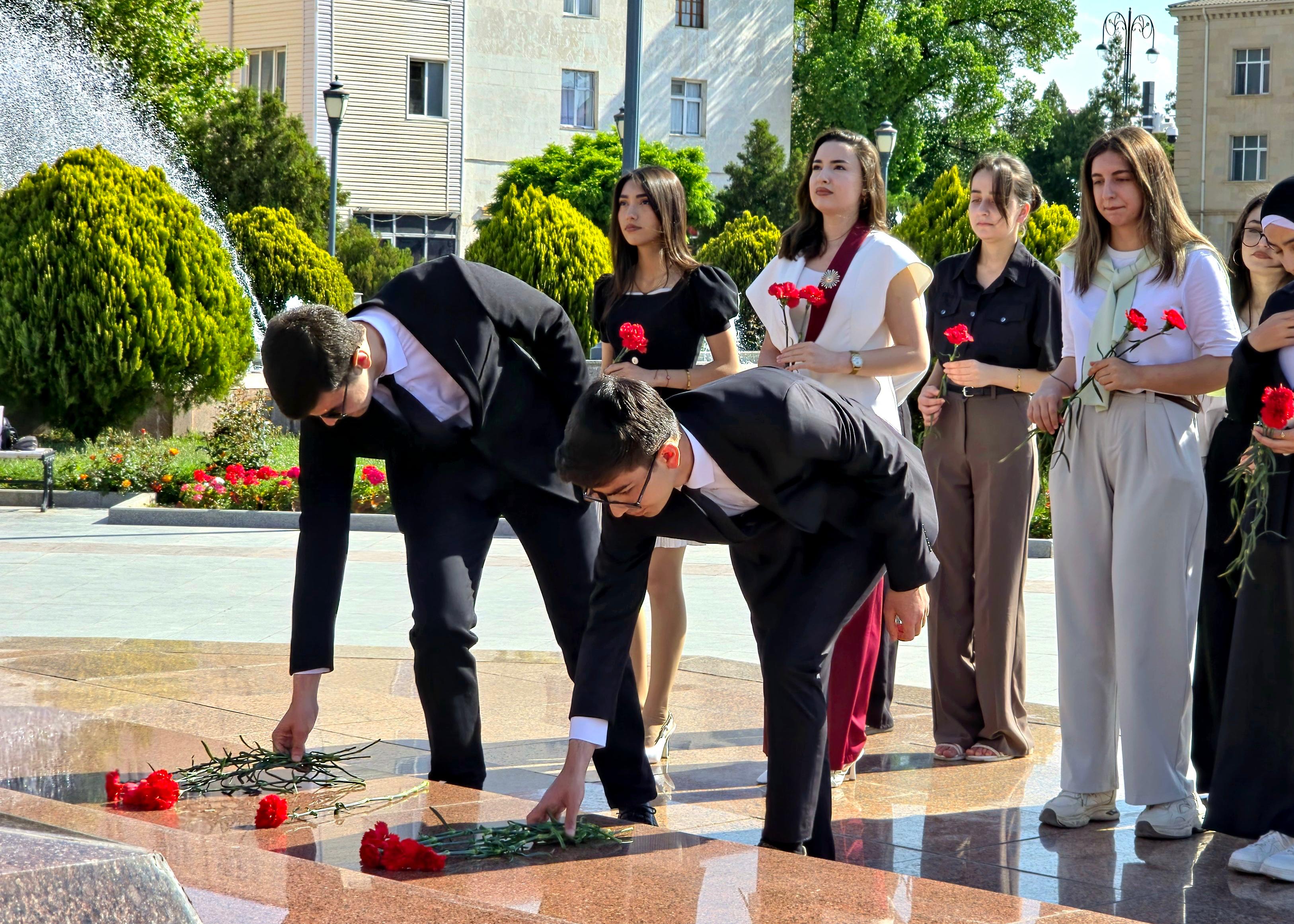 “Femida Könüllüləri” Təşkilatının Naxçıvan Nümayəndəliyi Heydər Əliyevin abidəsini ziyarət ediblər